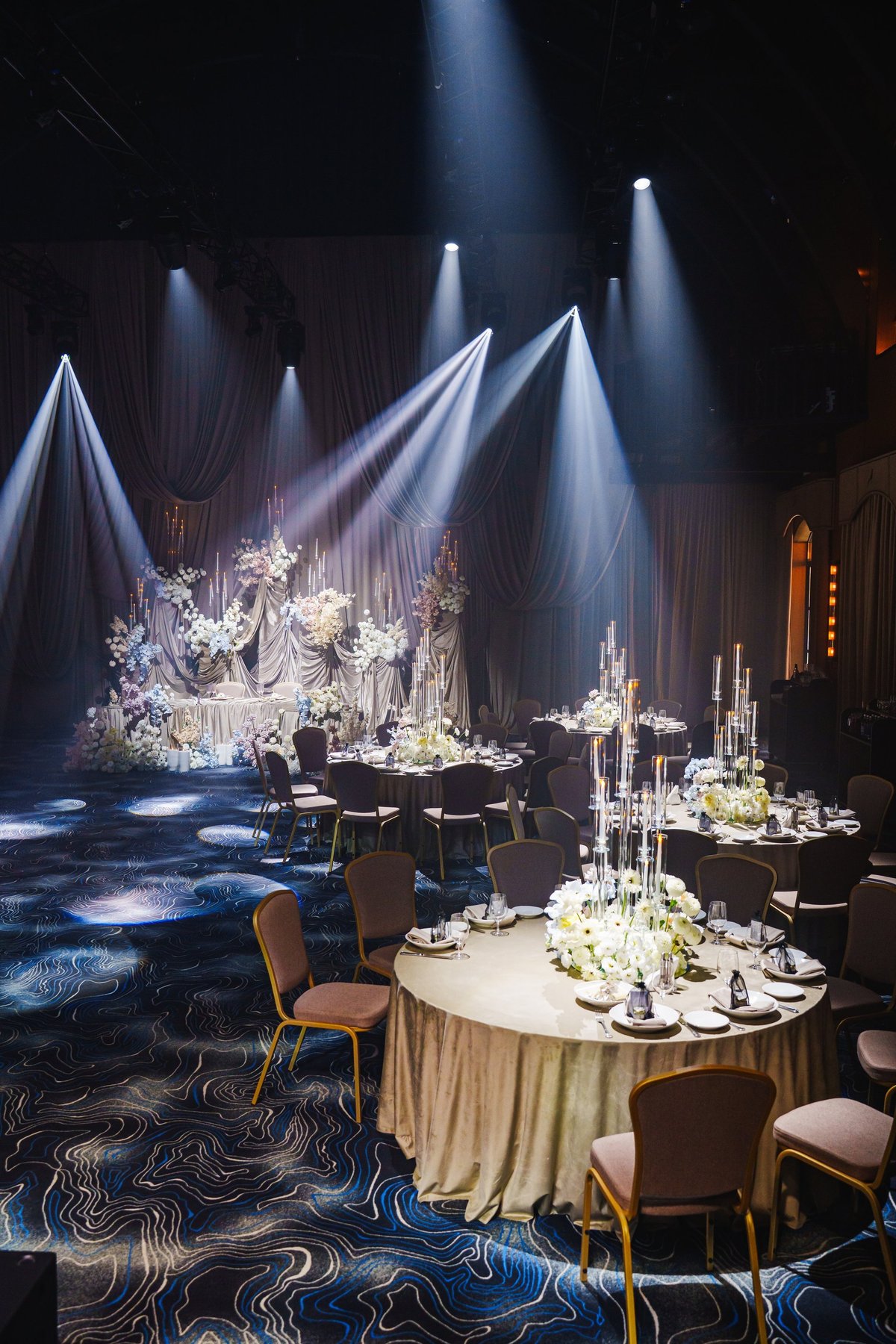Luxe feestzaal met prachtig gedekte tafels en sfeervolle verlichting voor een bruiloft