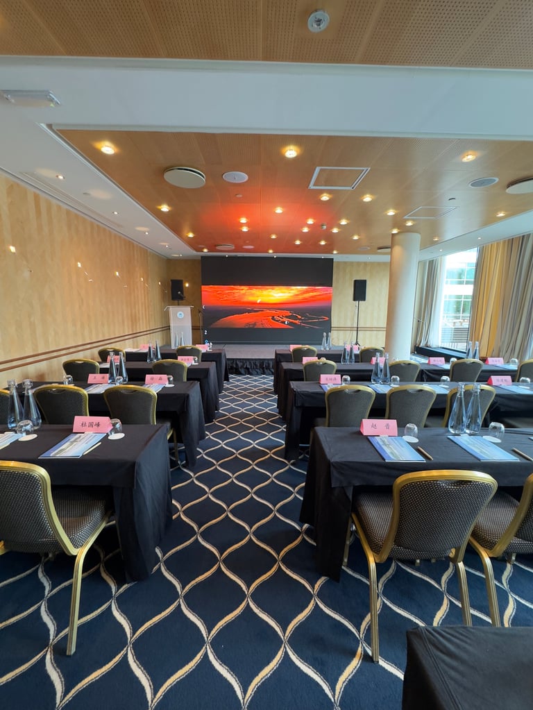 LED scherm huren zakelijke events - vergaderzaal Hilton Amsterdam met display