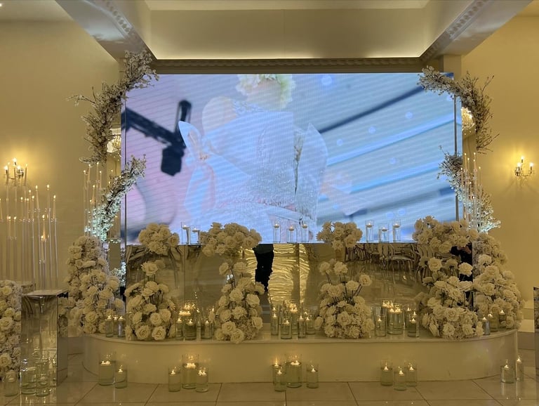 LED scherm bruiloft Nederland - elegant feest display met bloemen en verlichting