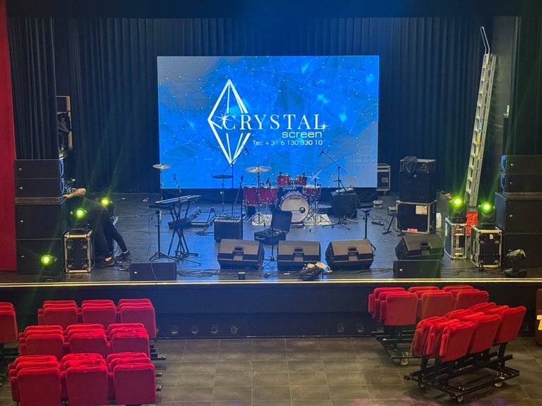 LED scherm verhuur concert - CRYSTAL display systeem met podium en rode stoelen